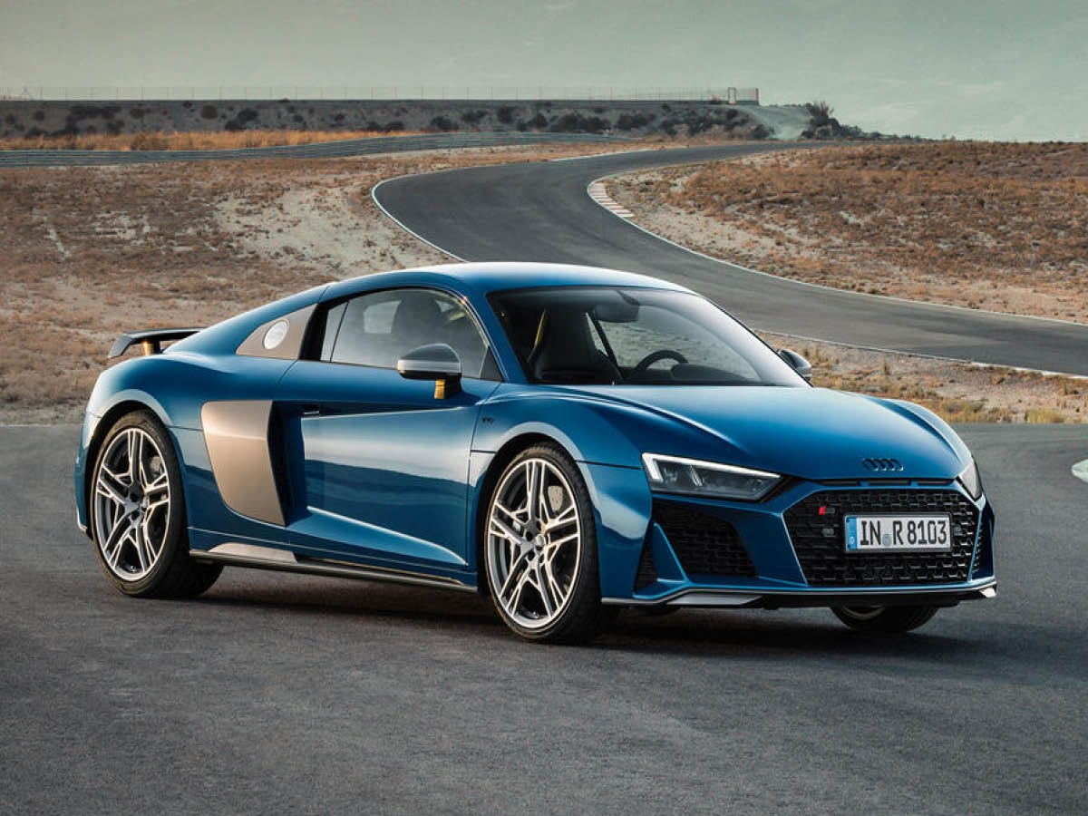 A Luxury Supercar Defined: The 2016 Audi R8 V10